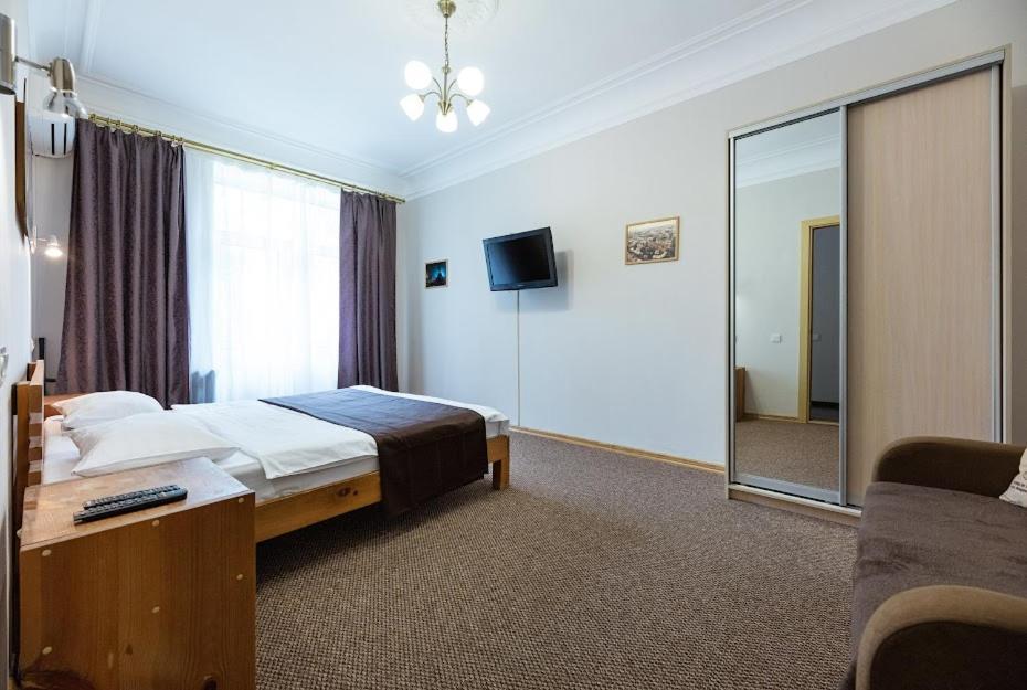Guest House "Vladimirskaya 42" Kiev Ngoại thất bức ảnh