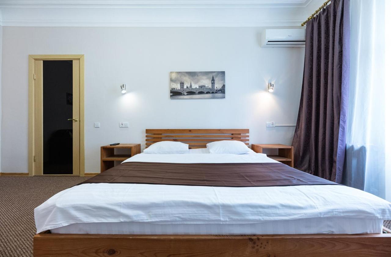 Guest House "Vladimirskaya 42" Kiev Ngoại thất bức ảnh