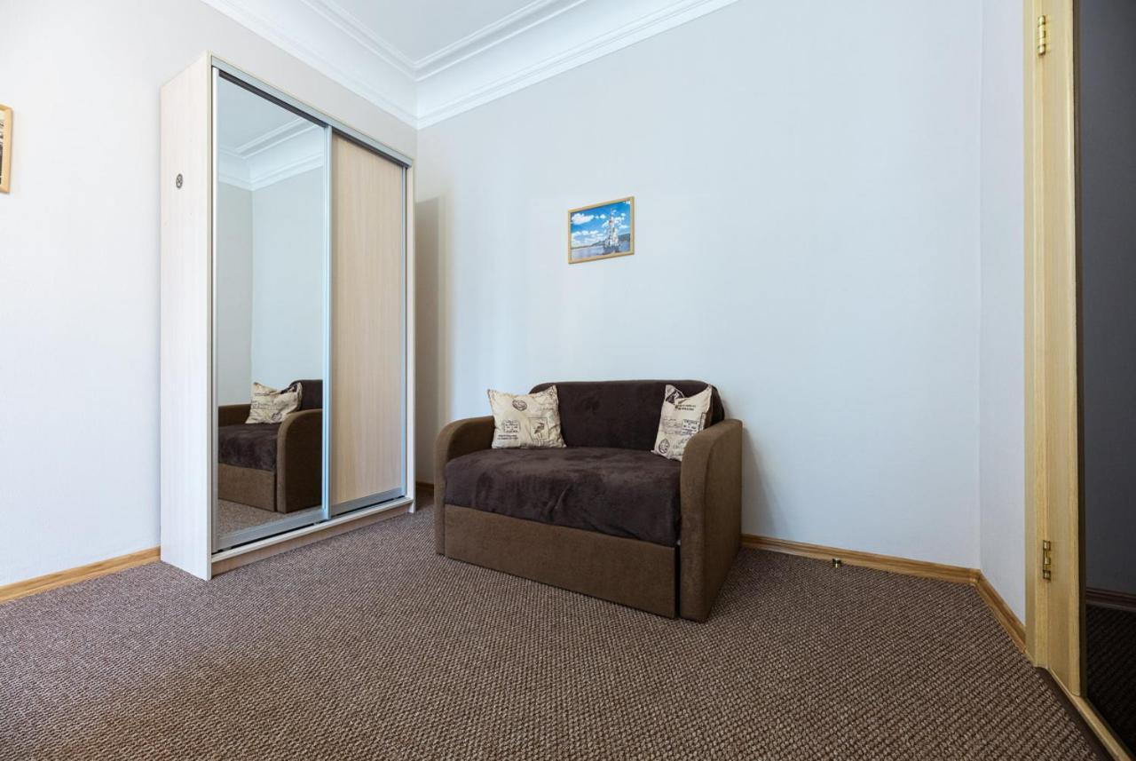 Guest House "Vladimirskaya 42" Kiev Ngoại thất bức ảnh