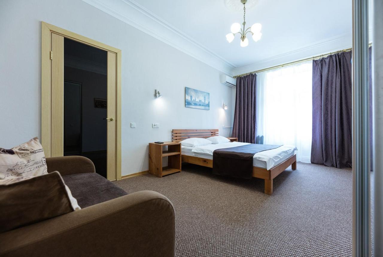 Guest House "Vladimirskaya 42" Kiev Ngoại thất bức ảnh
