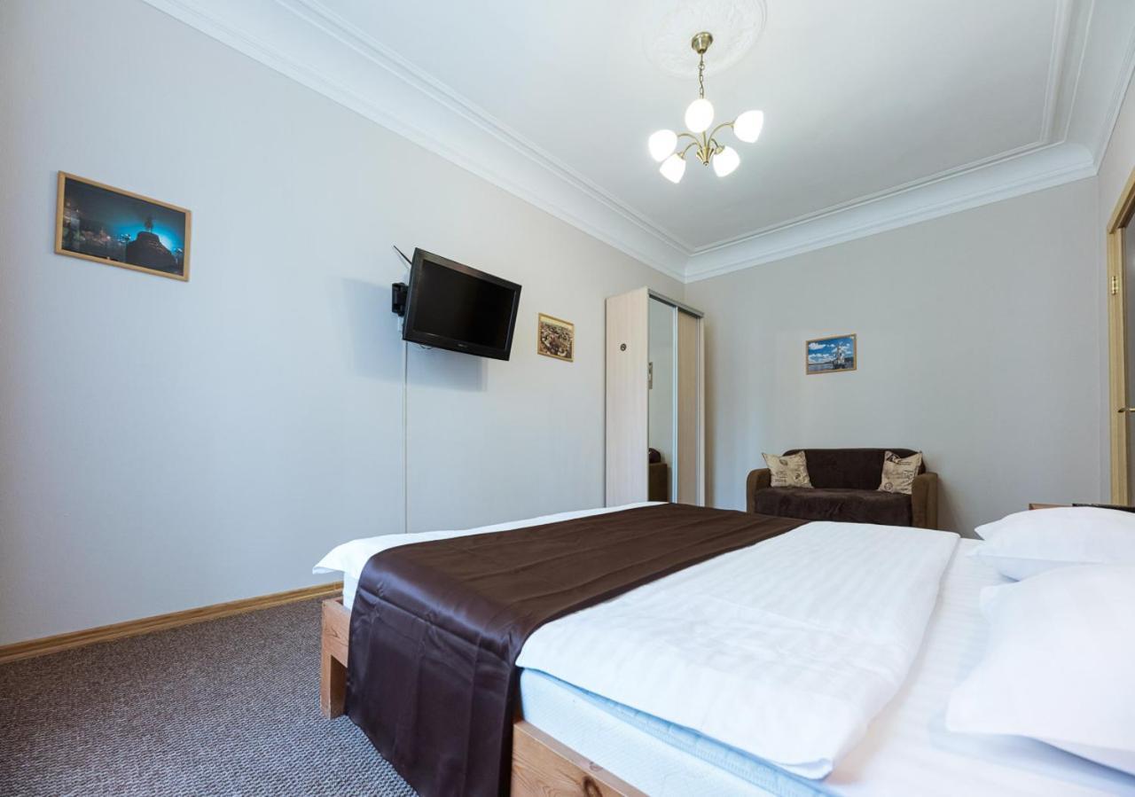 Guest House "Vladimirskaya 42" Kiev Ngoại thất bức ảnh