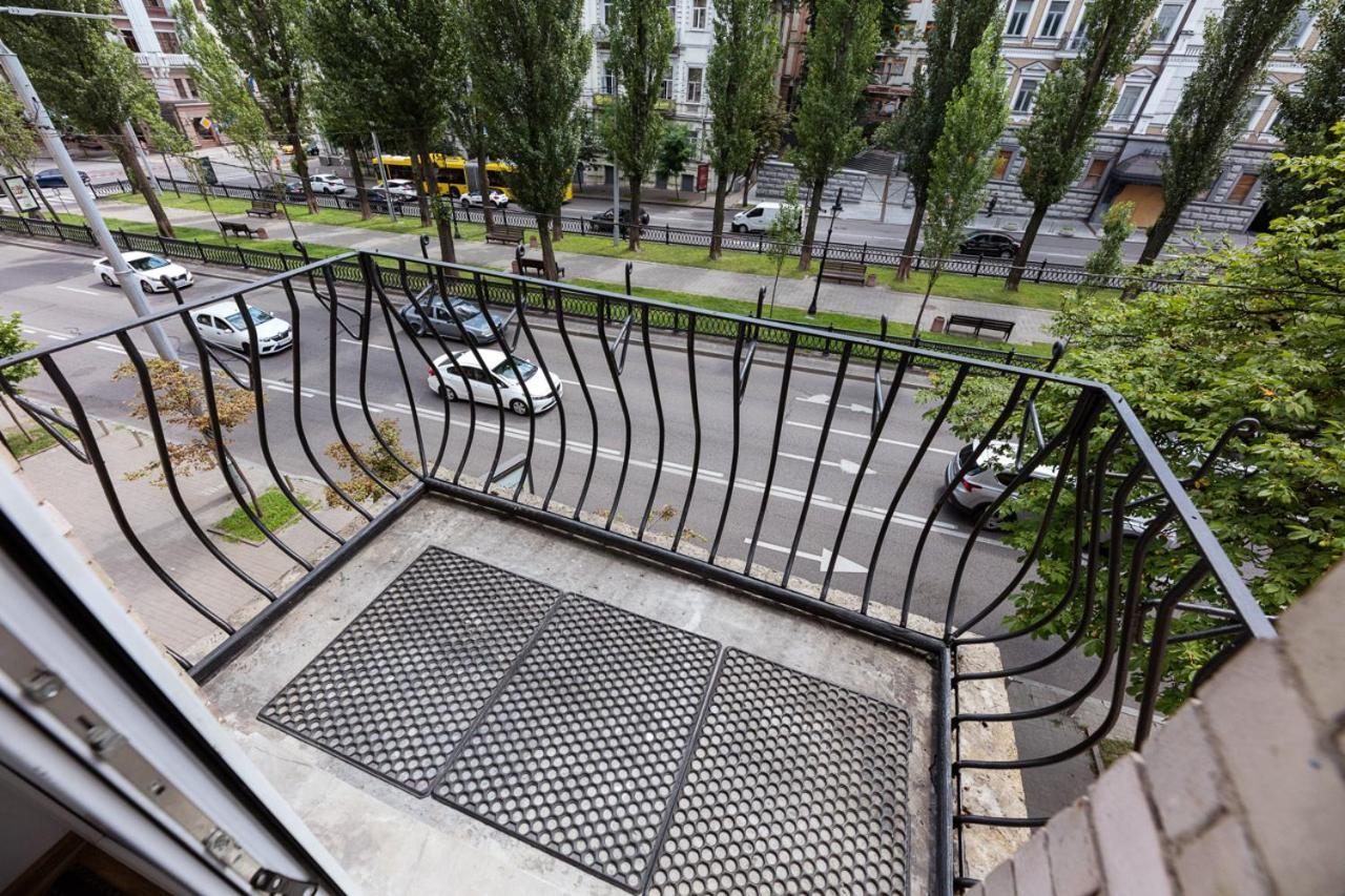 Guest House "Vladimirskaya 42" Kiev Ngoại thất bức ảnh