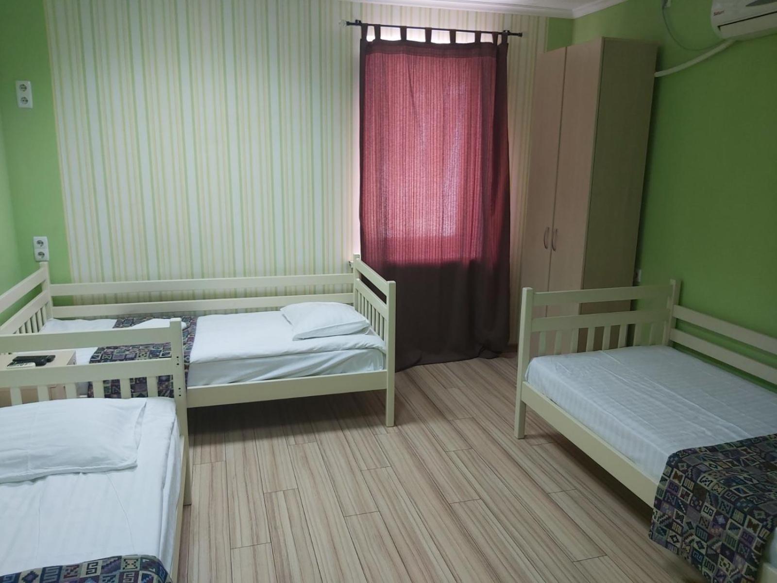 Guest House "Vladimirskaya 42" Kiev Ngoại thất bức ảnh