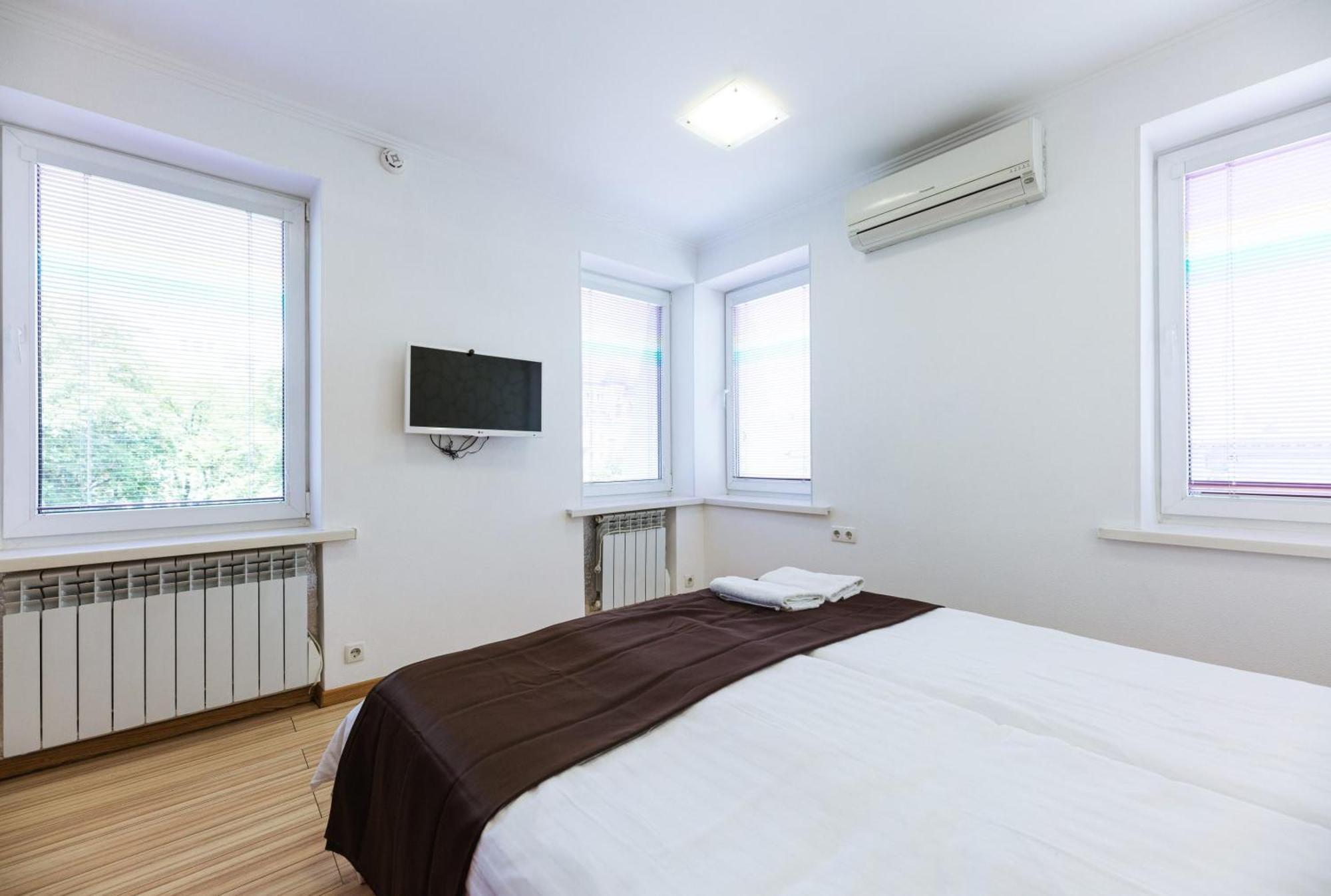 Guest House "Vladimirskaya 42" Kiev Ngoại thất bức ảnh