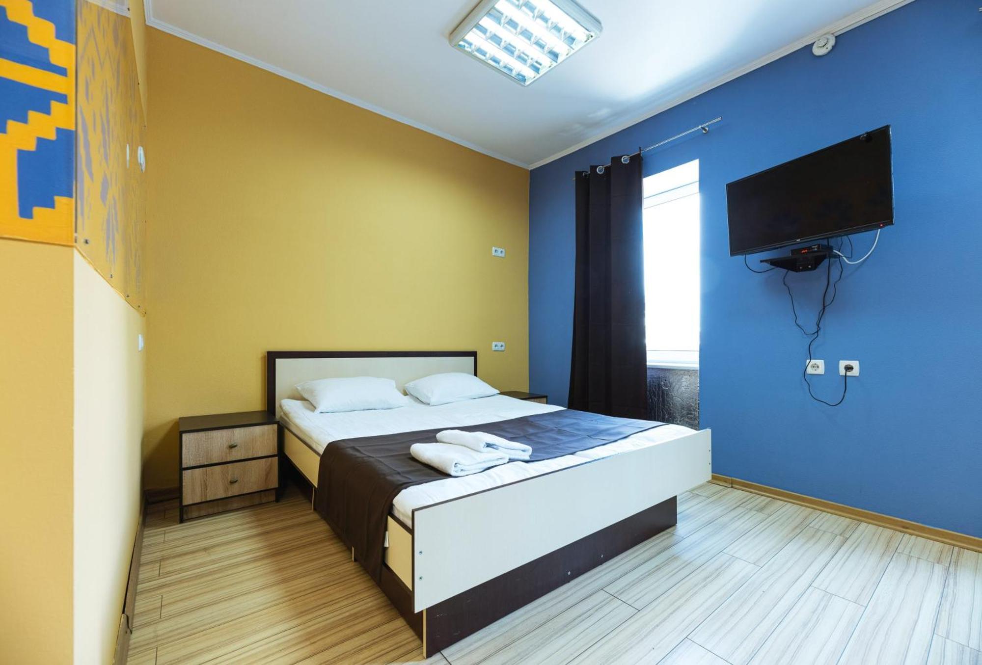 Guest House "Vladimirskaya 42" Kiev Ngoại thất bức ảnh