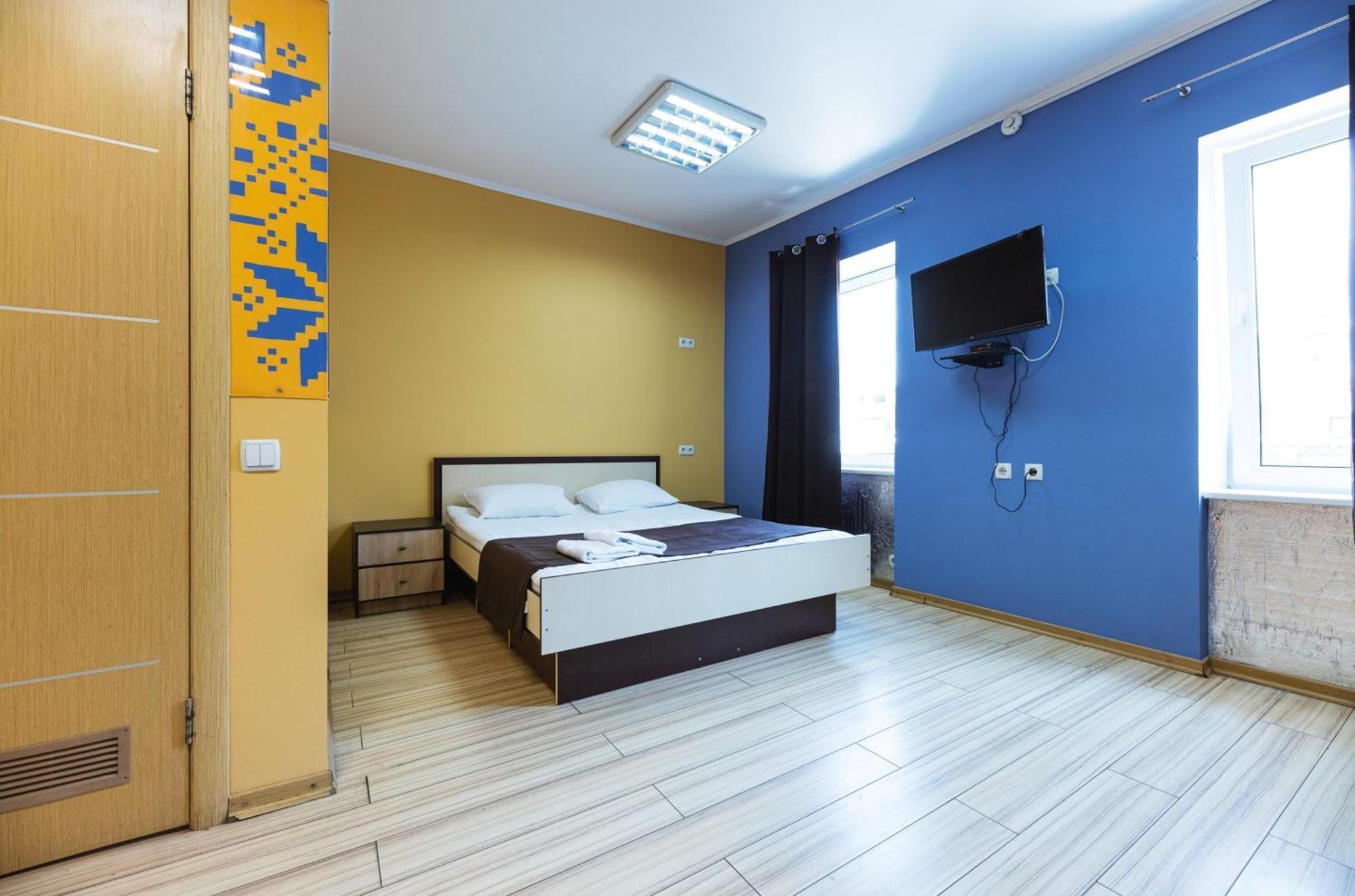 Guest House "Vladimirskaya 42" Kiev Ngoại thất bức ảnh