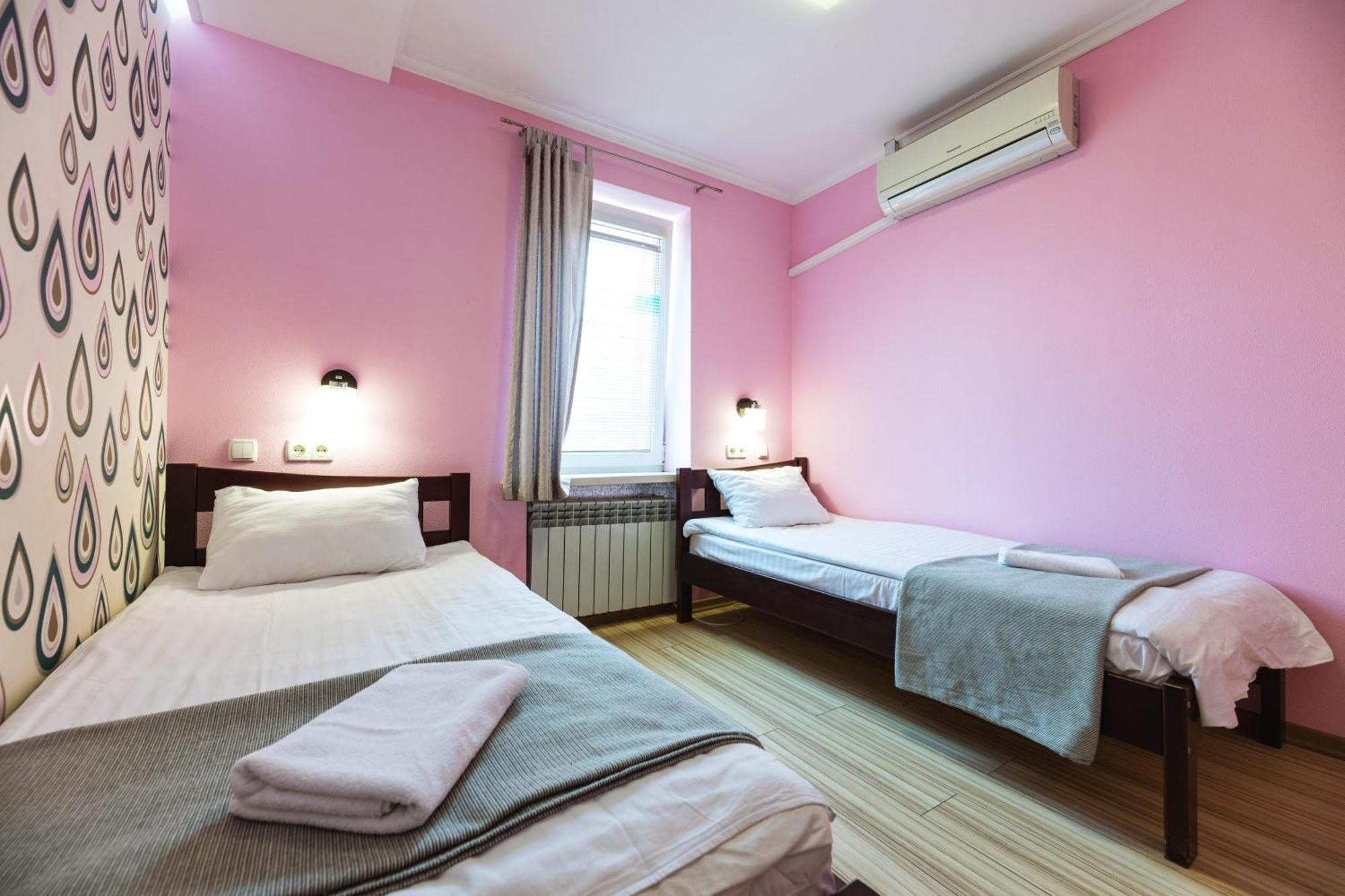 Guest House "Vladimirskaya 42" Kiev Ngoại thất bức ảnh