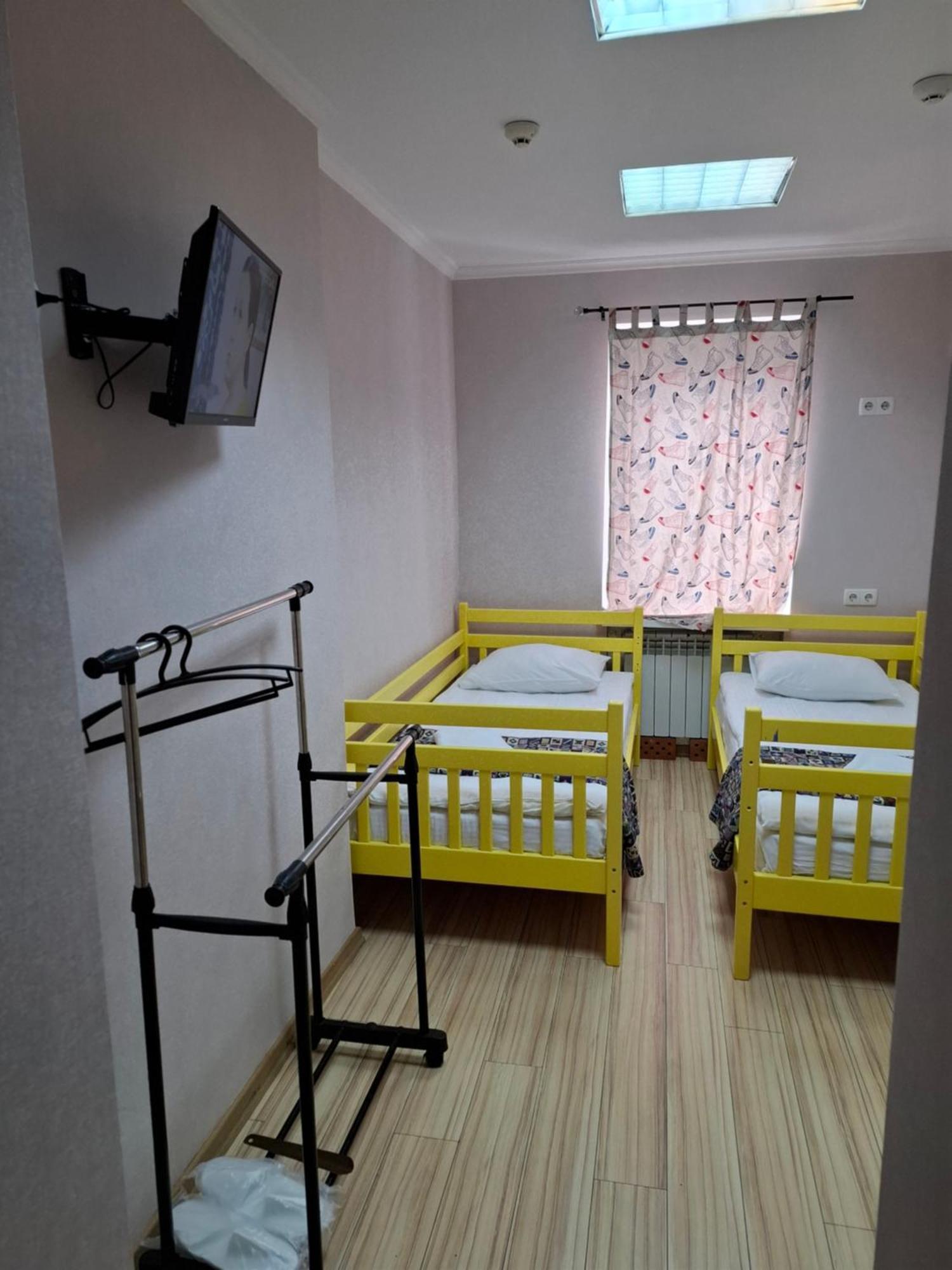 Guest House "Vladimirskaya 42" Kiev Ngoại thất bức ảnh