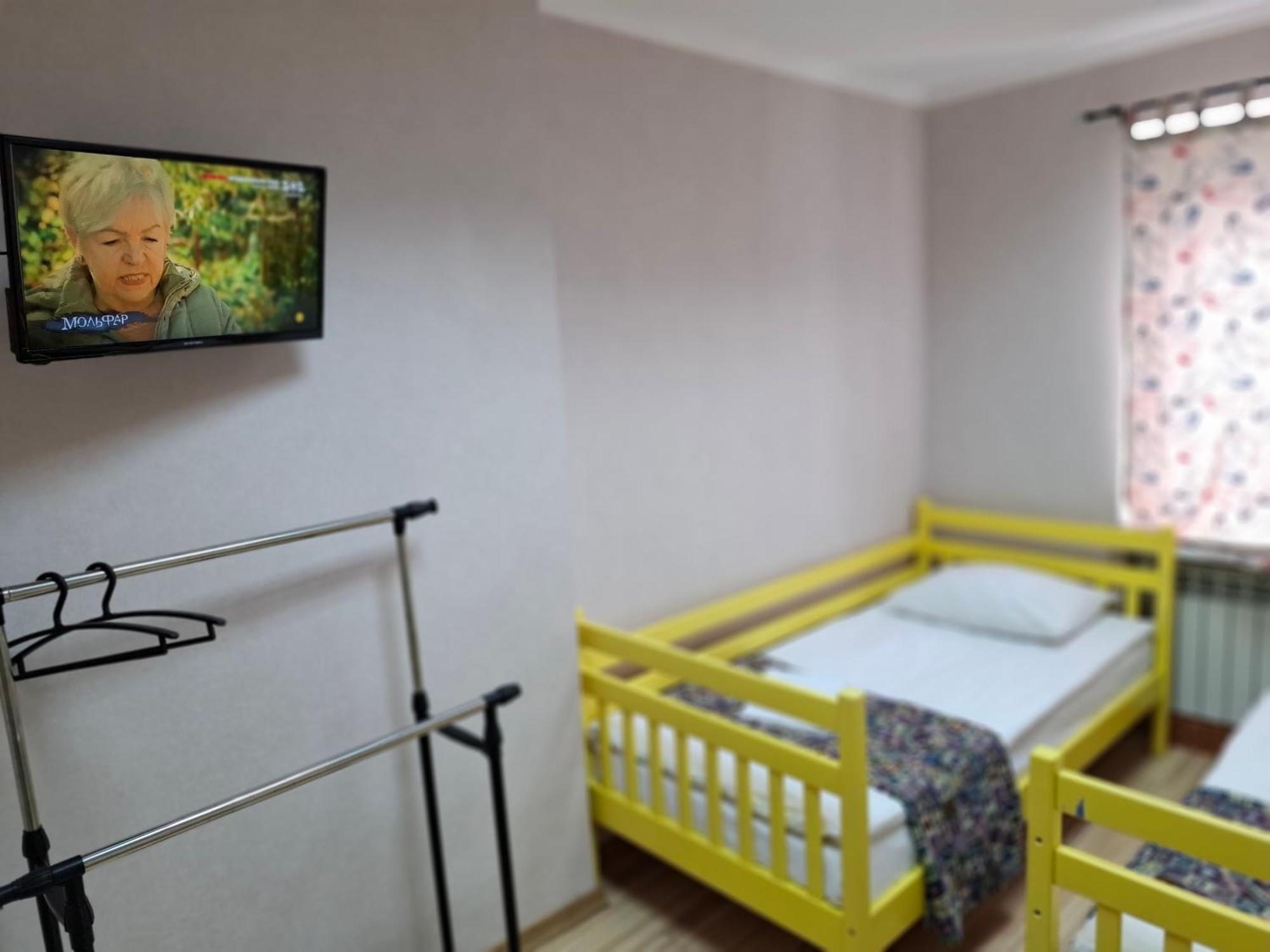 Guest House "Vladimirskaya 42" Kiev Ngoại thất bức ảnh